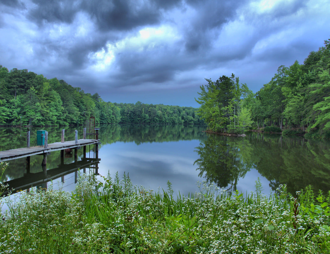 Noah Jigsaw Puzzle Ein Frühlingssturm geht im Frühling über einen malerischen Teich mit Bäumen, Blumen, einem Angelplatz und Reflexion, Madison, Alabama 1000 pieces