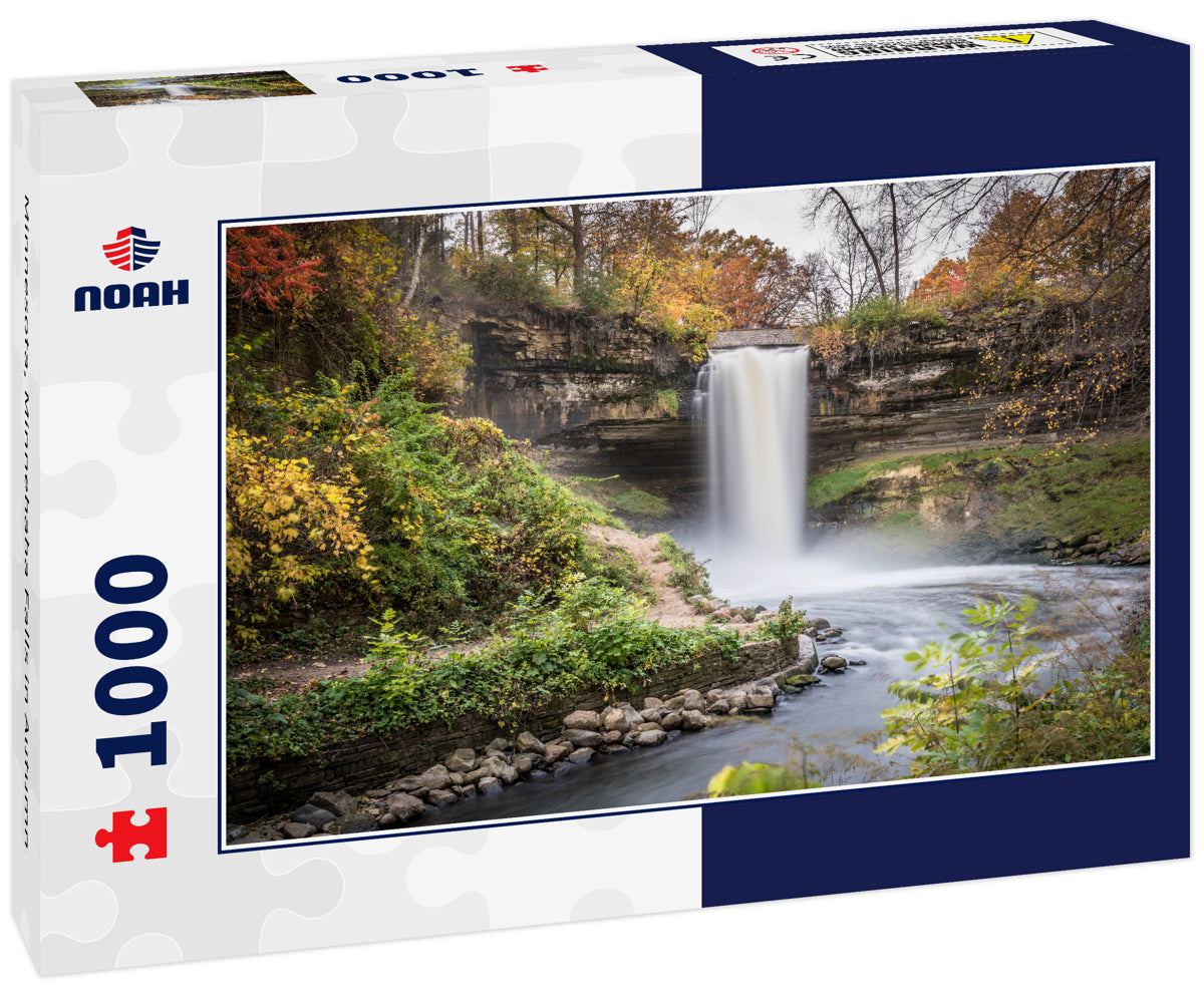 Minnesota, Minnehaha Falls in Autumn