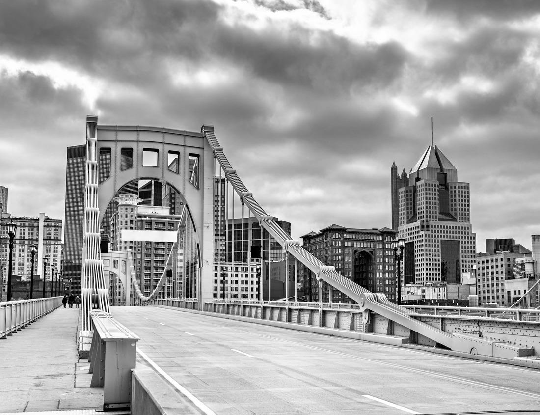 Noah Jigsaw Puzzle Chengdu, China cityscape over QIntai Road historic district in black white 1000 pieces