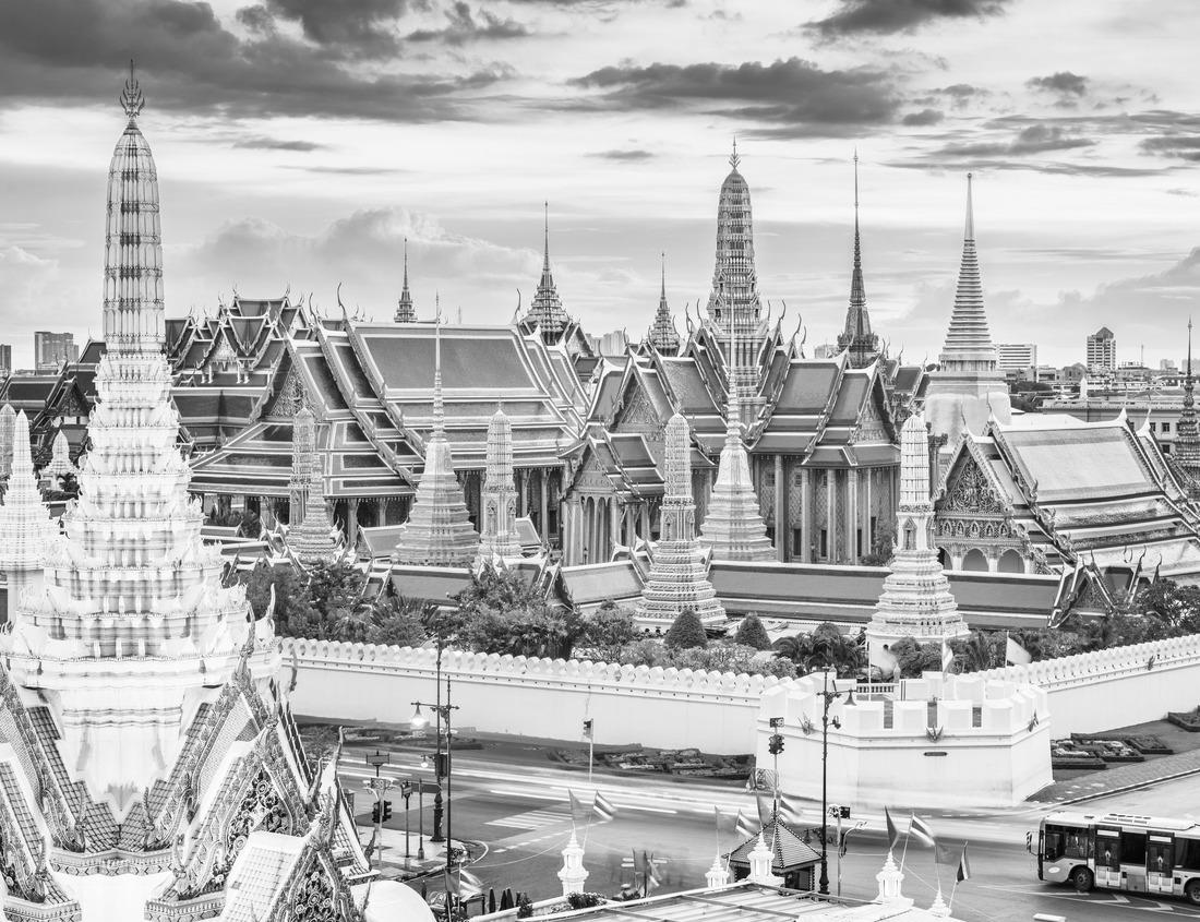 Noah Jigsaw Puzzle Chongqing, China at Hongyadong traditional district in black white 1000 pieces