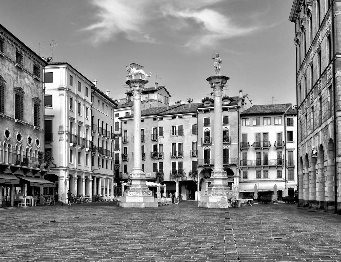 Noah Jigsaw Puzzle Mount Fuji at Lake Kawaguchiko in Japan at sunrise in black white 1000 pieces