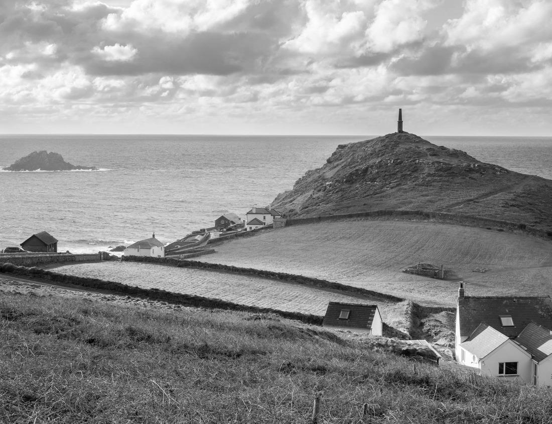 Noah Jigsaw Puzzle Lake Maggiore, Madonna del Sasso in black white 1000 pieces