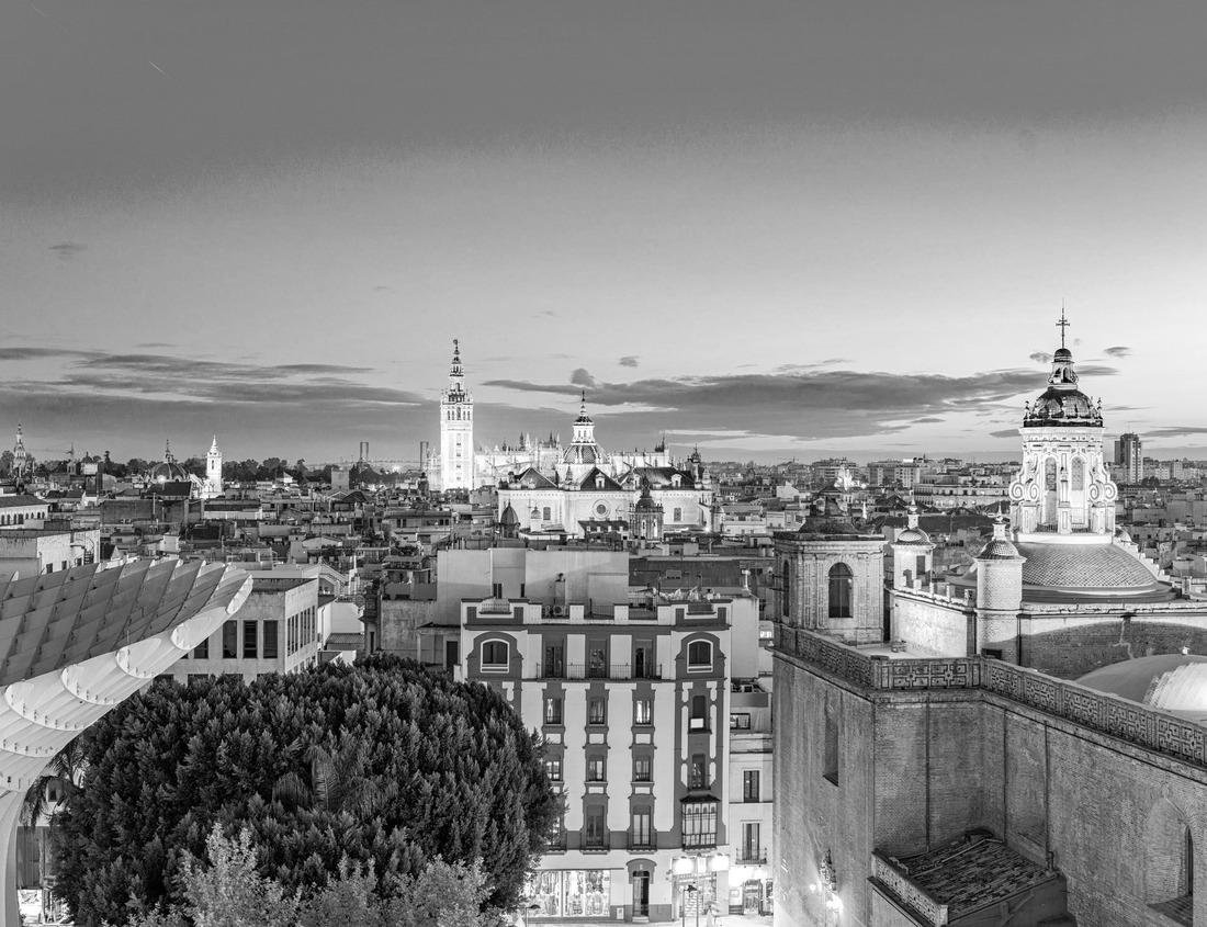 Noah Jigsaw Puzzle Casablanca, Morocco at Hassan II Mosque in black white 1000 pieces