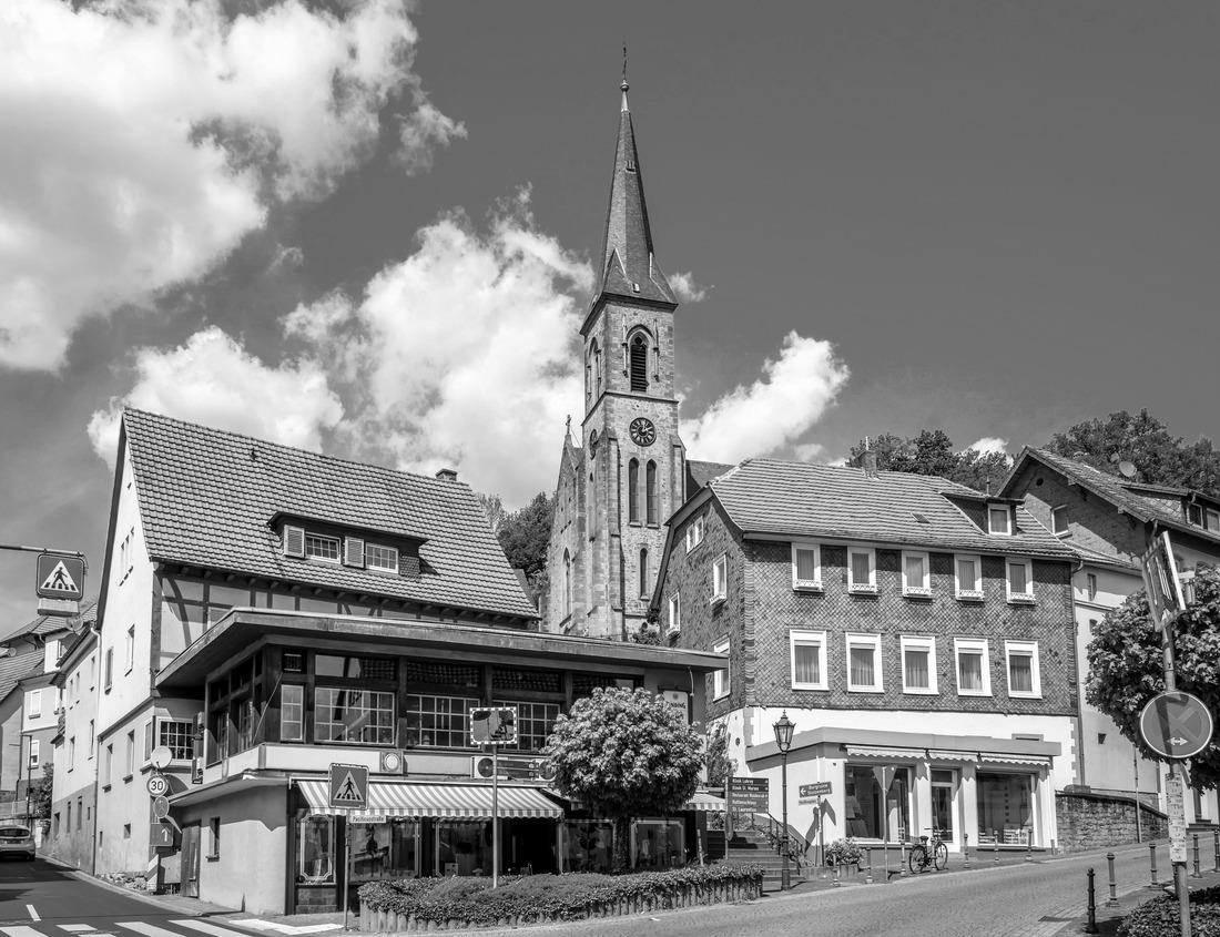 Noah Jigsaw Puzzle A smoky hare hangs over the distant mountains as the sun goes down over a lake in Wrangell-St Elias National Park, Alaska in black white 1000 pieces