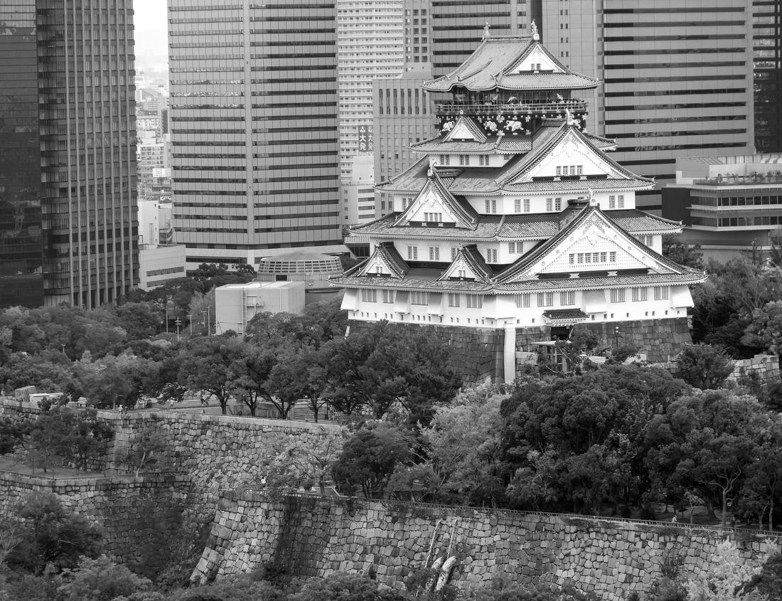 Noah Jigsaw Puzzle Brussels, Belgium. Big night scene of Grand Place and Maison du Roi, one of Europe's most beautiful historic squares and an unmissable sight of Brussels attractions in black white 1000 pieces