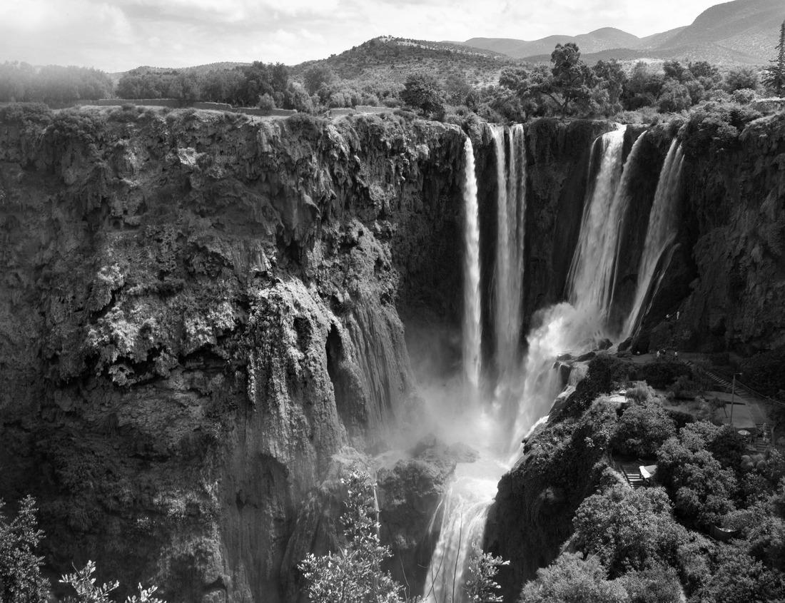 Noah Jigsaw Puzzle Famous Skyline of downtown New York, Brooklin Bridge and Manhattan at the early morning sun light , New York City, USA in black white 1000 pieces