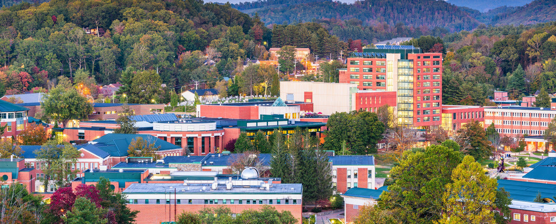 Boone, North Carolina, USA Campus und City Skyline bei Dämmerung 2000pc Panoramic Puzzle