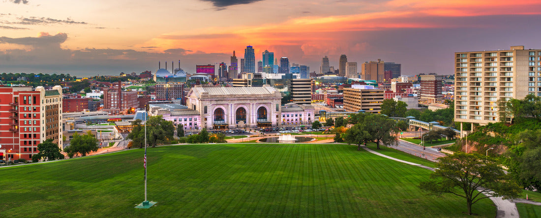 Kansas City, Missouri, USA downtown skyline with Union Station at dusk 2000pc Panoramic Puzzle