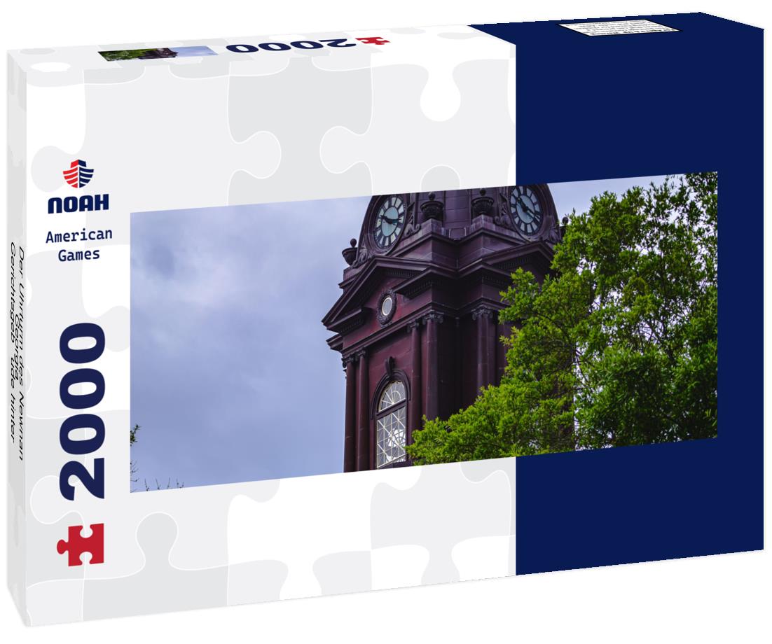 Der Uhrturm des Newnan, Georgia - Gerichtsgebäude hinter Bäumen mit blauem Himmel 2000pc Panoramic Puzzle
