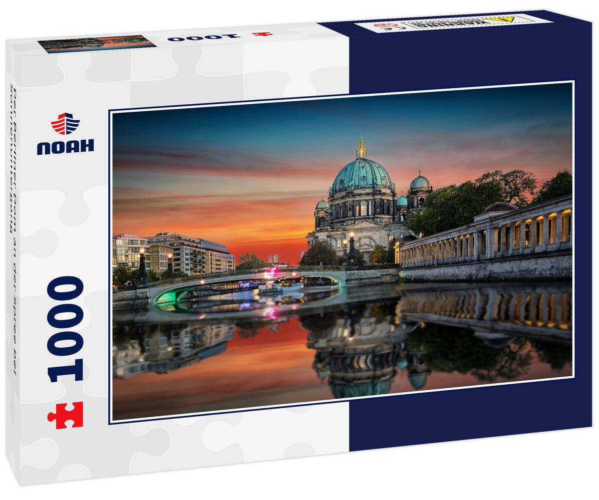 Der Berliner Dom an der Spree bei Sonnenuntergang