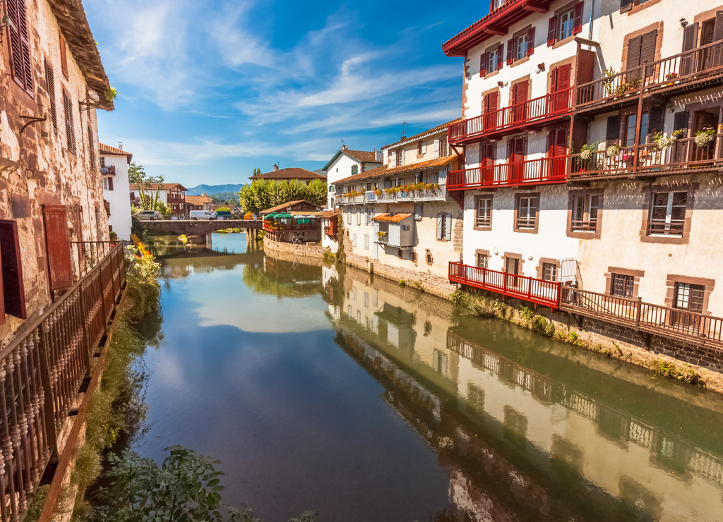 Saint-Jean-pied-de-Port traversé par la Nive, France
