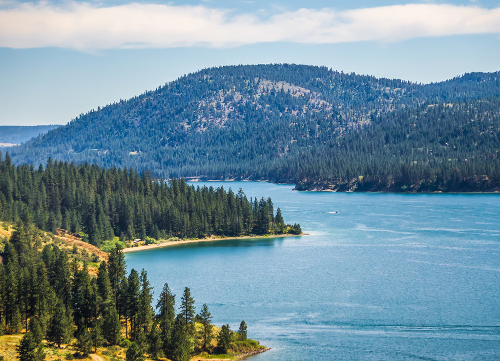 Columbia river scenes on a beautiful sunny day