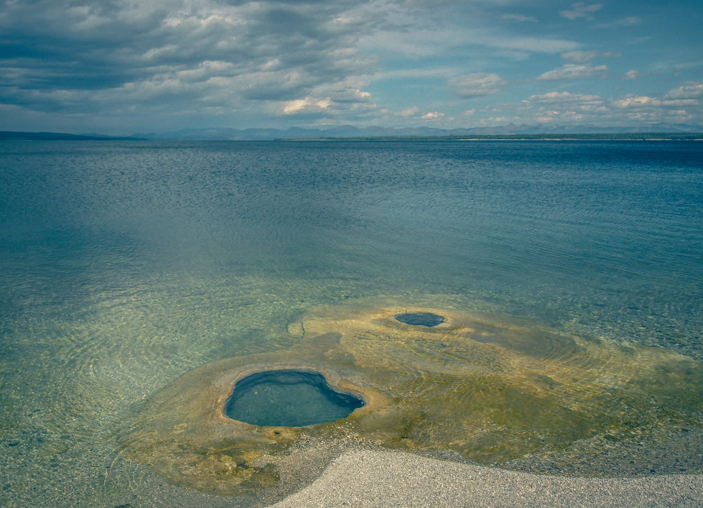 hot thermal springs in yeallostone national park wyoming