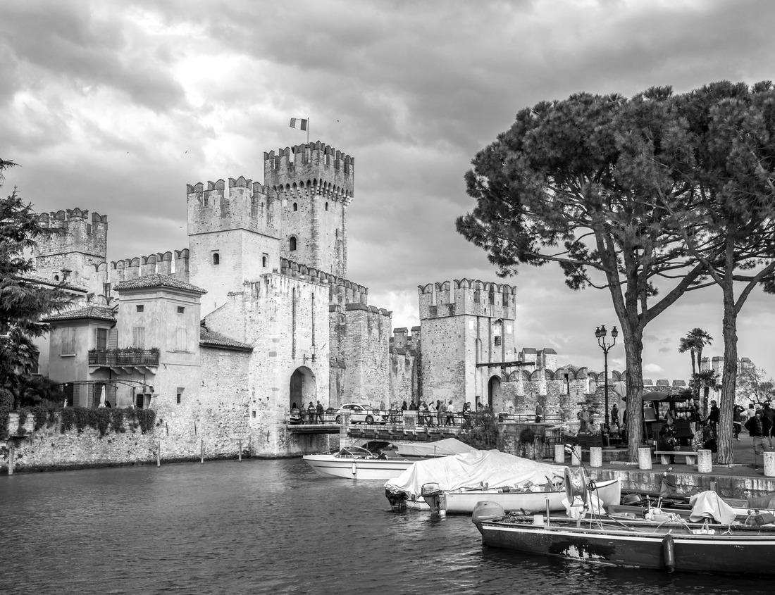 Noah Jigsaw Puzzle Lake Hillier, Western Australia: Amazing pink lake, natural landmark of Australia, in Middle Island, Recherche Archipelago Nature Reserve, near Esperance in black white 1000 pieces