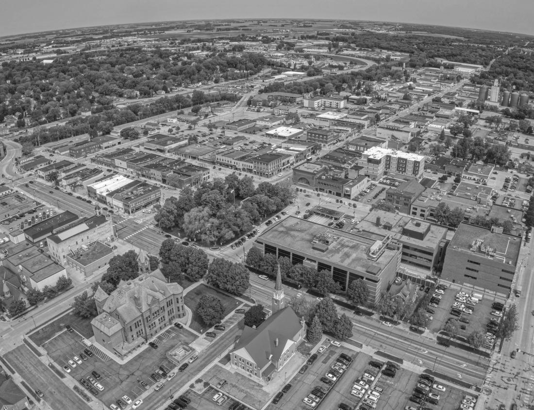 Noah Jigsaw Puzzle Lebanon, Ohio City Hall and Downtown on a Winter Day in black white 1000 pieces