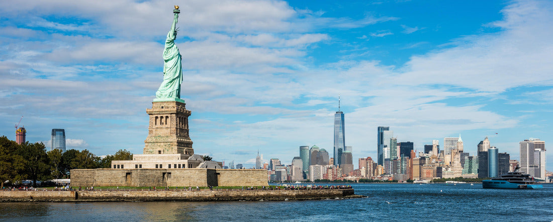 Statue of Liberty National Monument with Manhattan skyline background. New York, USA 2000pc Panoramic Puzzle