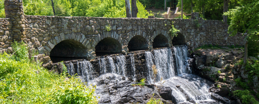 Wasserfall unter einer alten Steinbrücke im Case Mountain Recreational Area in Manchester, CT 2000pc Panoramic Puzzle