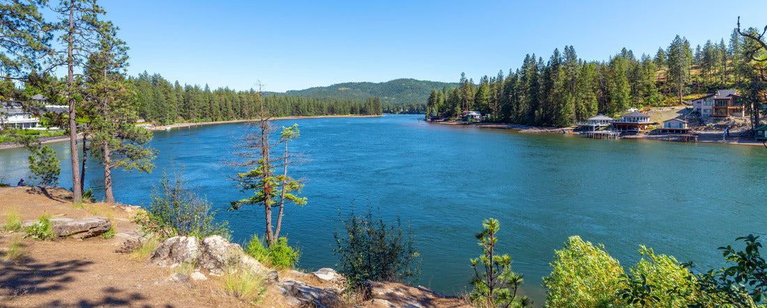Der Spokane Fluss in Post Falls, Idaho, mit Häusern am Ufer nahe dem Black Bay Park an einem Sommertag 2000pc Panoramic Puzzle