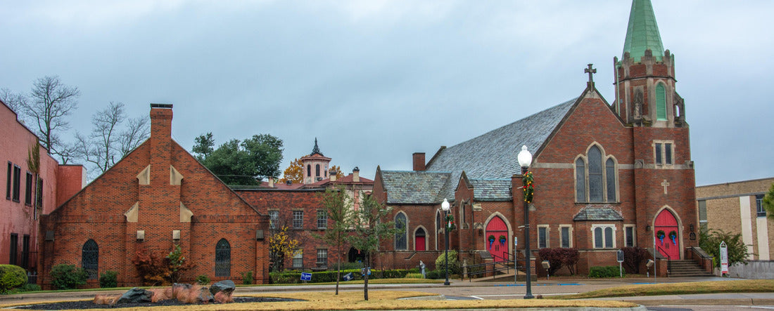 Aussicht auf die Olive Street in Texarkana Texas mit der St. James' Anglican Church aus Texarkana, Arkansas, USA 2000pc Panoramic Puzzle
