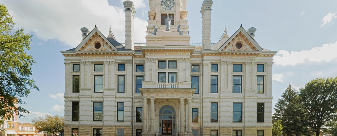 The beautiful Marshall County, Iowa courthouse 2000pc Panoramic Puzzle
