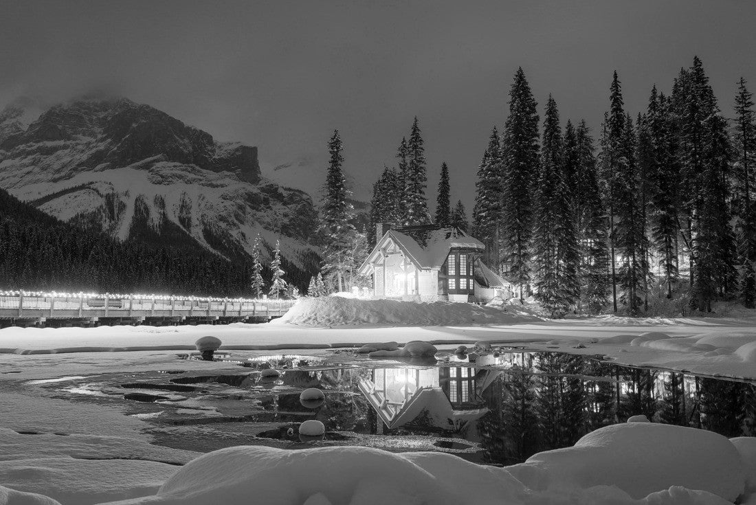 Noah Jigsaw Puzzle Beautiful view of Emerald Lake with snow-covered cabin nestled in rocky mountains and pine forest in Yoho National Park, British Columbia, Canada in black white 2000 pieces