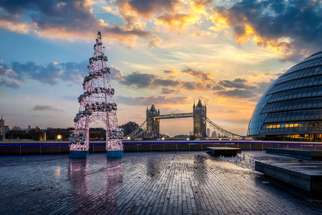 Tower Bridge in London, Great Britain, in winter at sunrise with a festively decorated Christmas tree in front of it 2000pc Puzzle