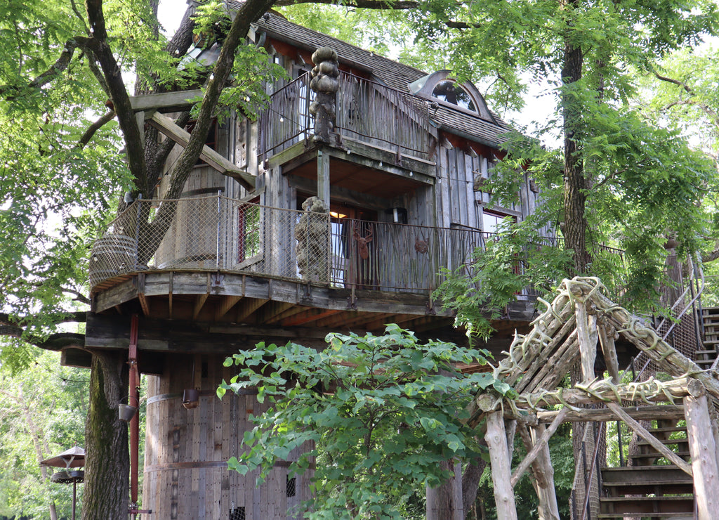 Treehouse structure with lookout near Branson, Missouri