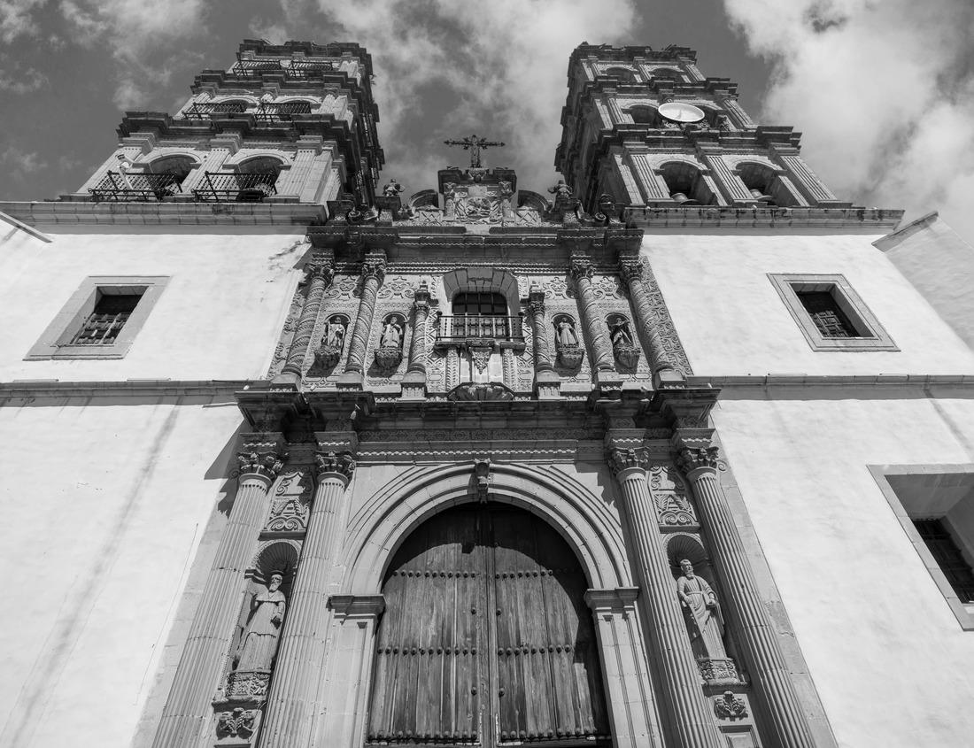 Noah Jigsaw Puzzle A red Japanese torii in front of Lake Tazawa, Akita Prefecture, Japan in black white 1000 pieces