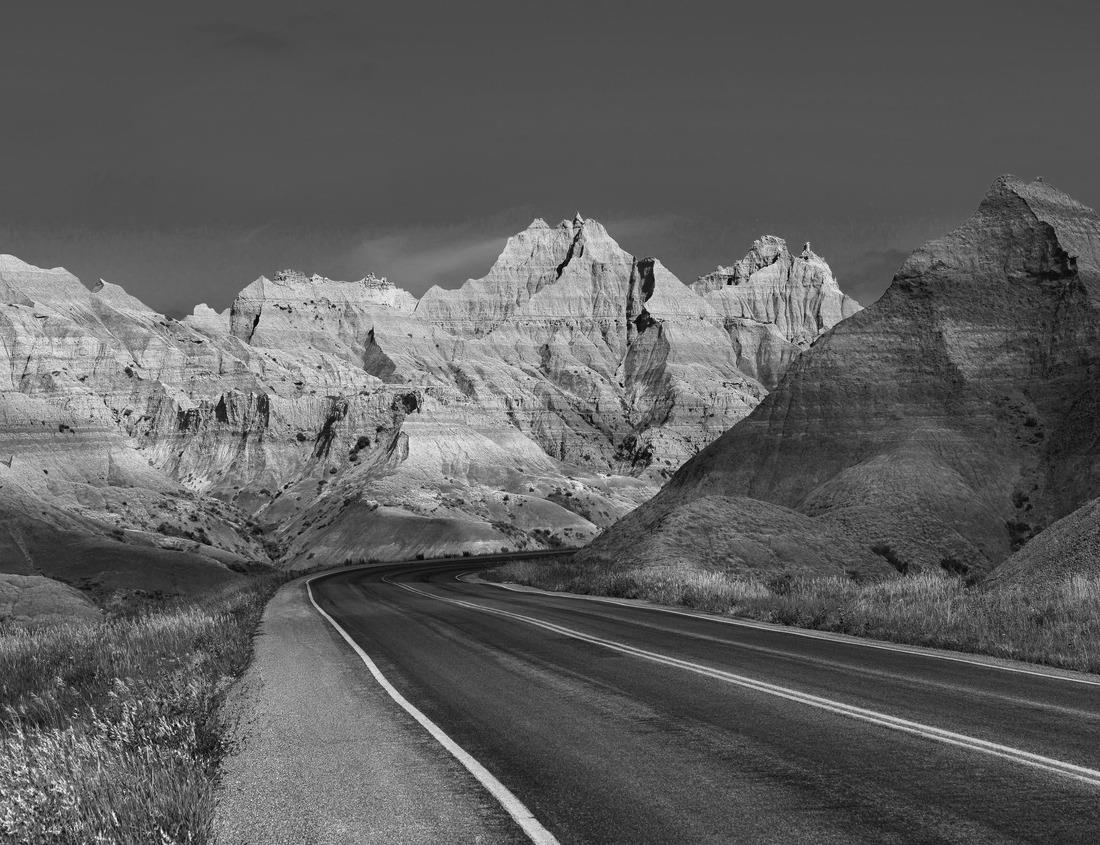 Noah Jigsaw Puzzle Langhe vineyards sunset panorama, Serralunga d'Alba, Unesco Site, Piedmont, Northern Italy in black white 1000 pieces