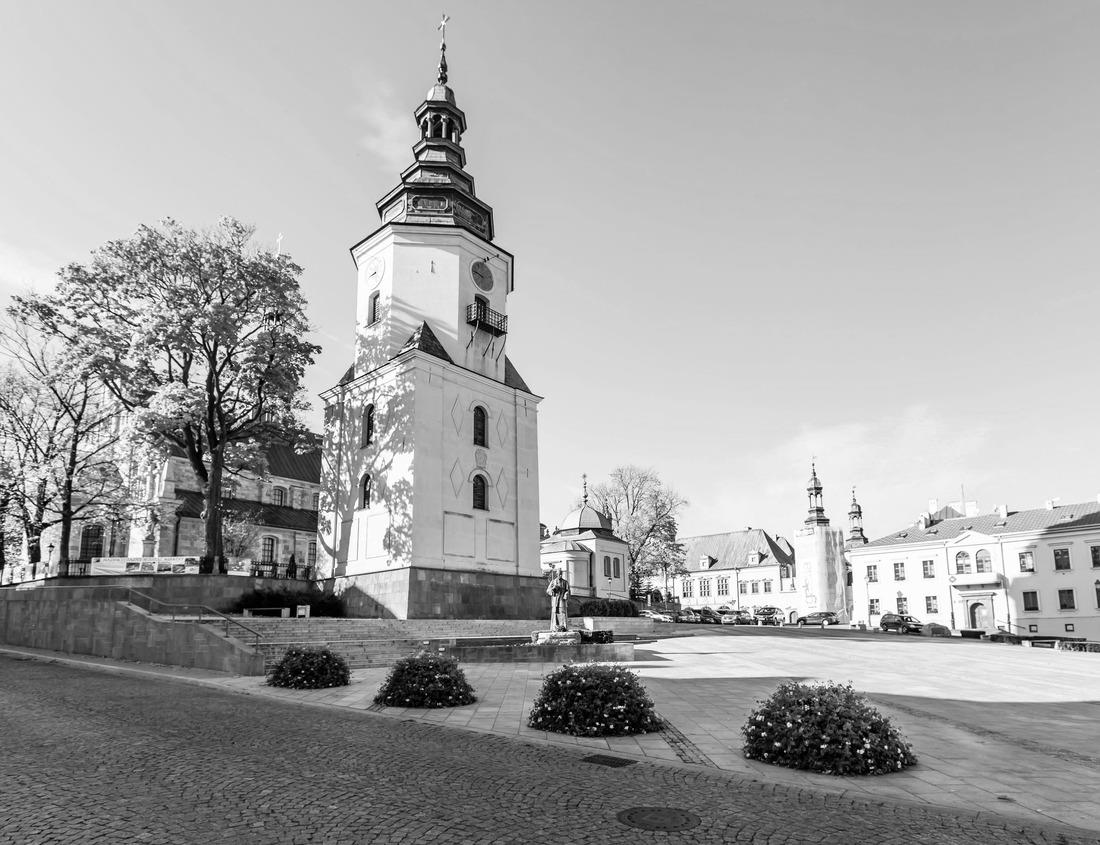 Noah Jigsaw Puzzle Faenza, Ravenna, Emilia-Romagna, Italy: Piazza del Popolo (People's Square) with the characteristic double porch on the facade of the medieval palace in the city famous for its artistic ceramics in black white 1000 pieces