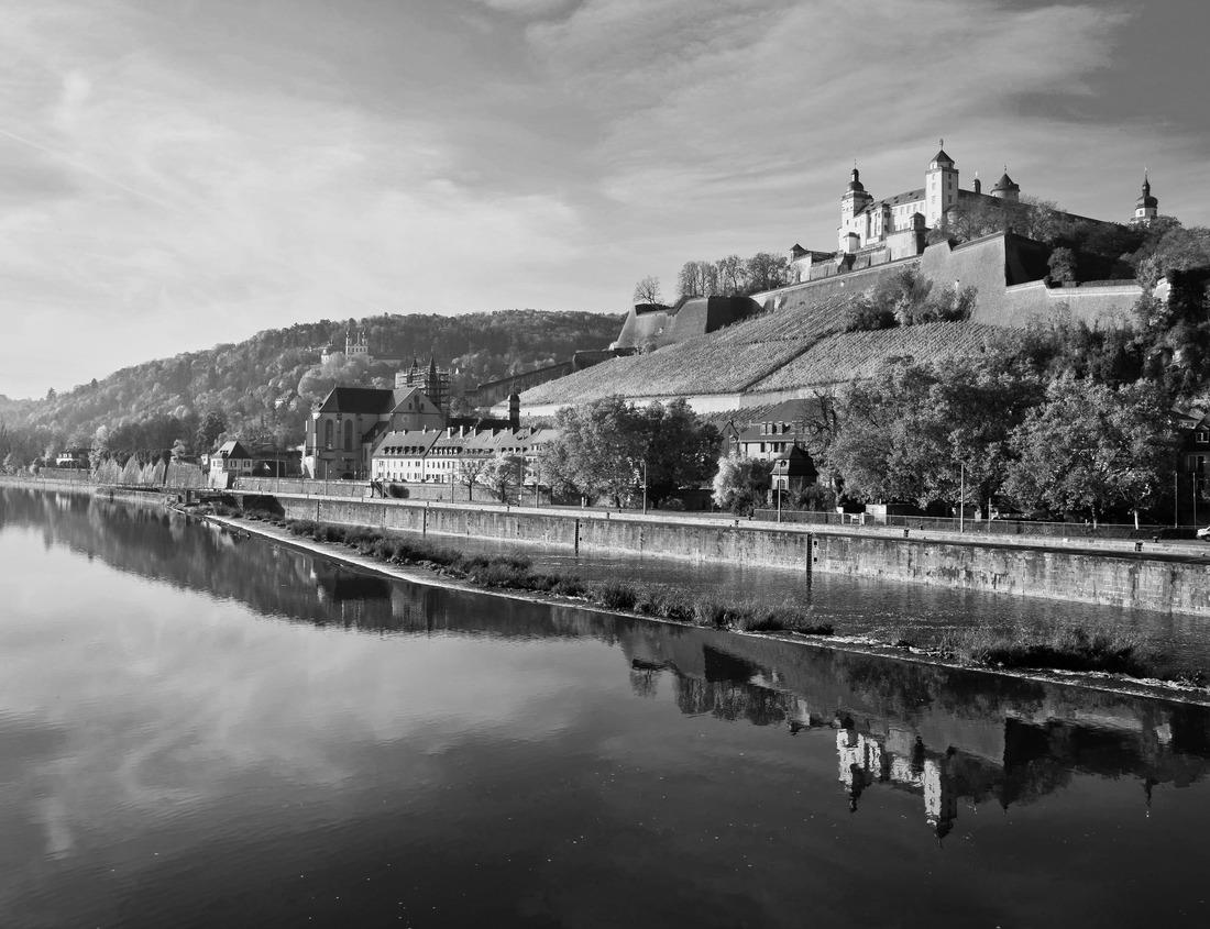 Noah Jigsaw Puzzle Half-timbered houses at the old town of Bruchköbel in Hesse, Germany in black white 1000 pieces
