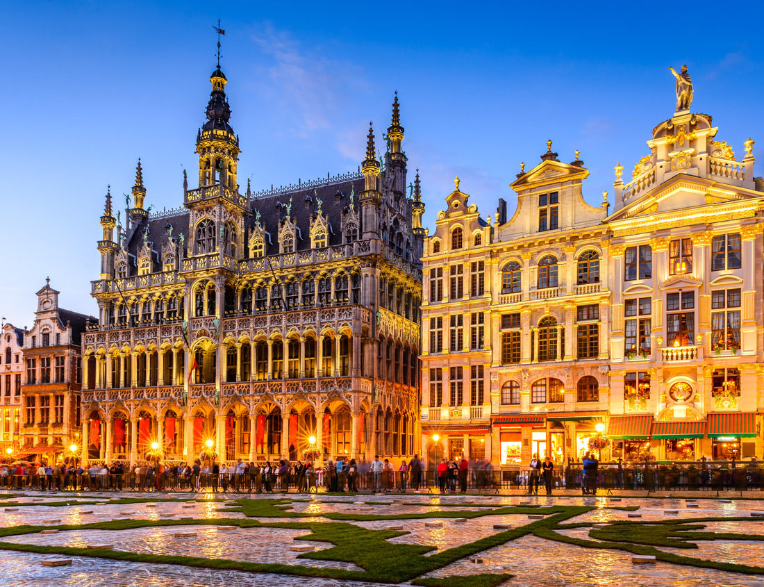 Noah Jigsaw Puzzle Brussels, Belgium. Big night scene of Grand Place and Maison du Roi, one of Europe's most beautiful historic squares and an unmissable sight of Brussels attractions 1000 pieces