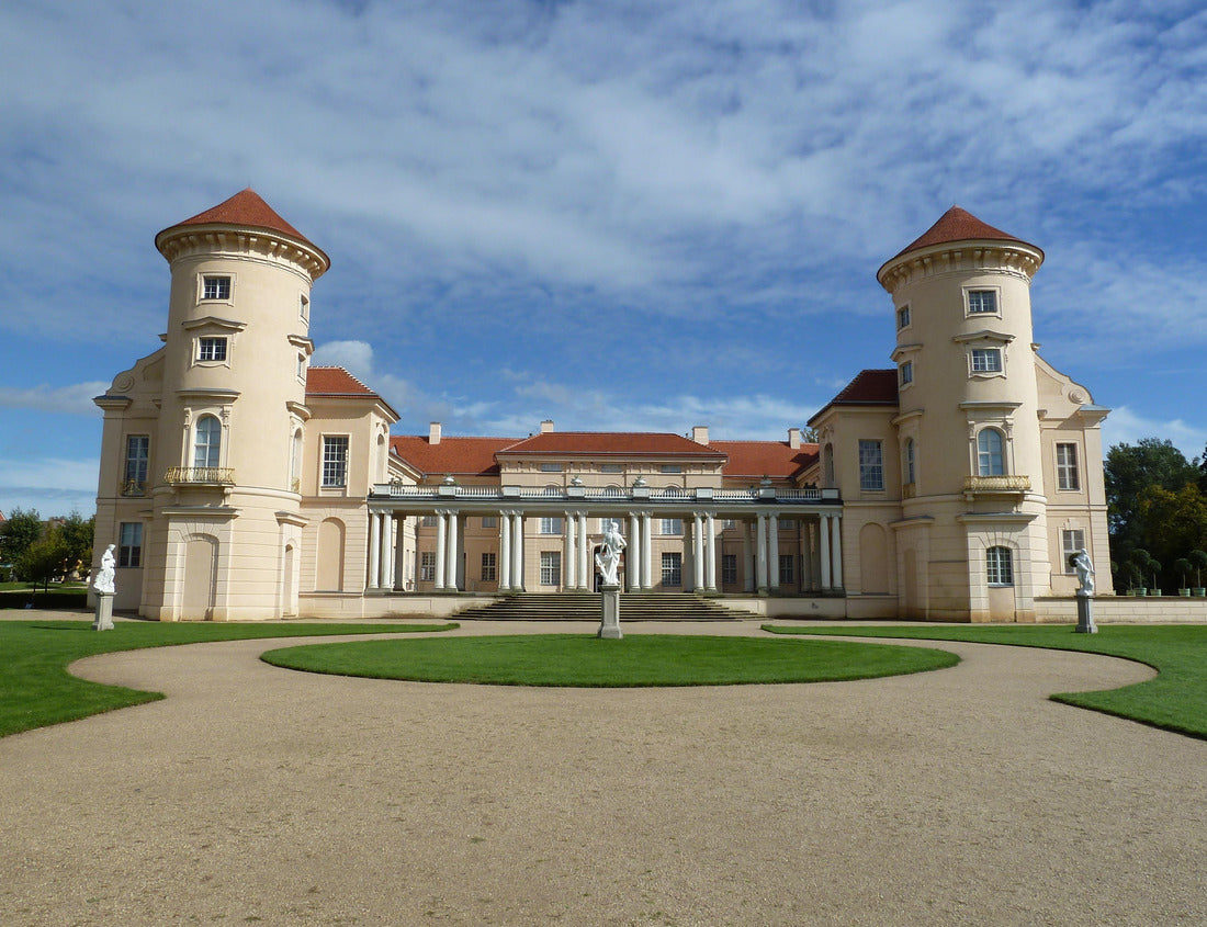 Rheinsberg Palace is located in the German district of Ostprignitz-Ruppin. 1000pc PuzzleBlack and White