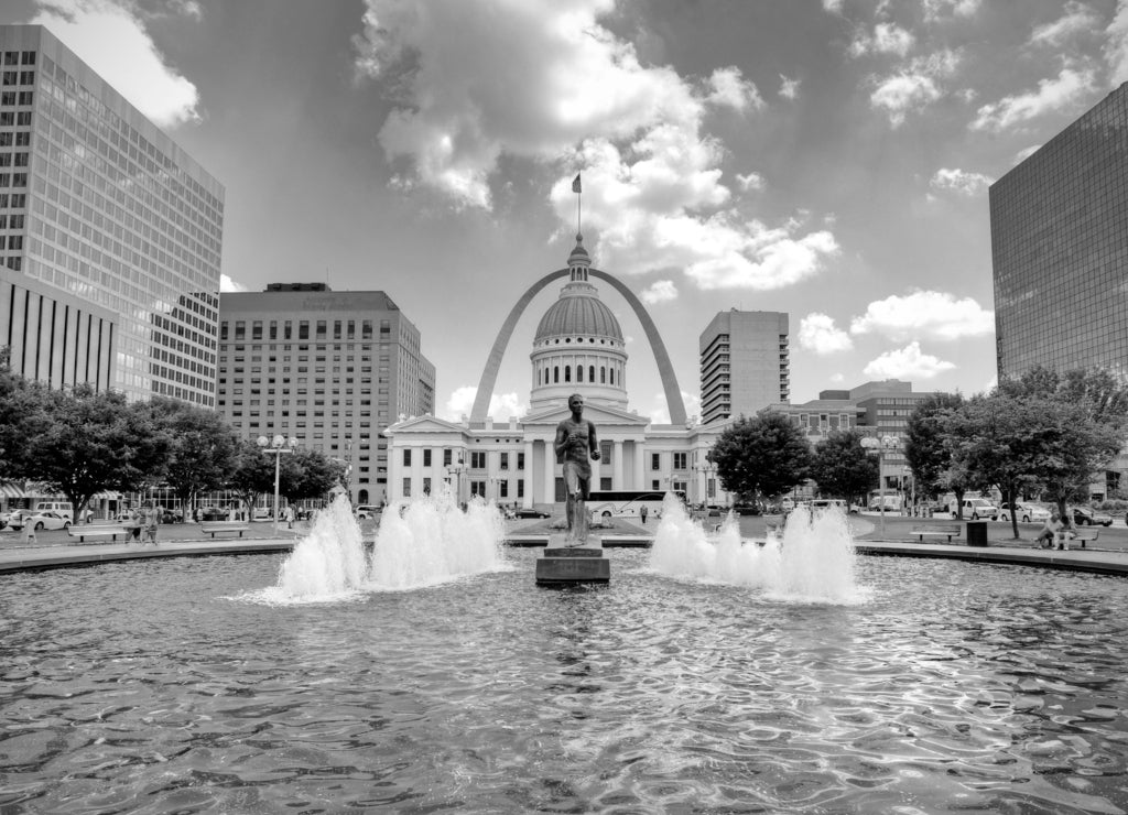Kiener Plaza and the Gateway Arch in St. Louis, Missouri in black white