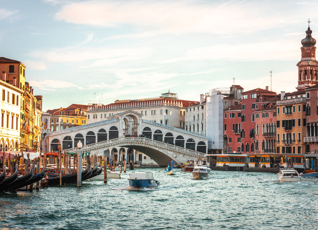 Ponte di Rialto (Rialto Bridge) in Venezia, Veneto