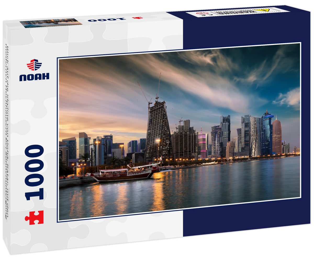 Blick auf die Skyline von Doha, Katar, mit den modernen Hochhäusern bei Sonnenuntergang
