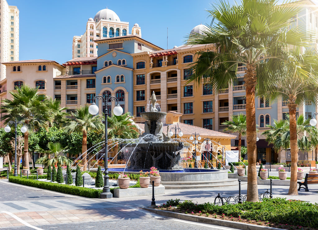 Der mediterrane Medina Centrale Bezirk auf der Pearl in Doha, Katar, an einem sonnigen Tag