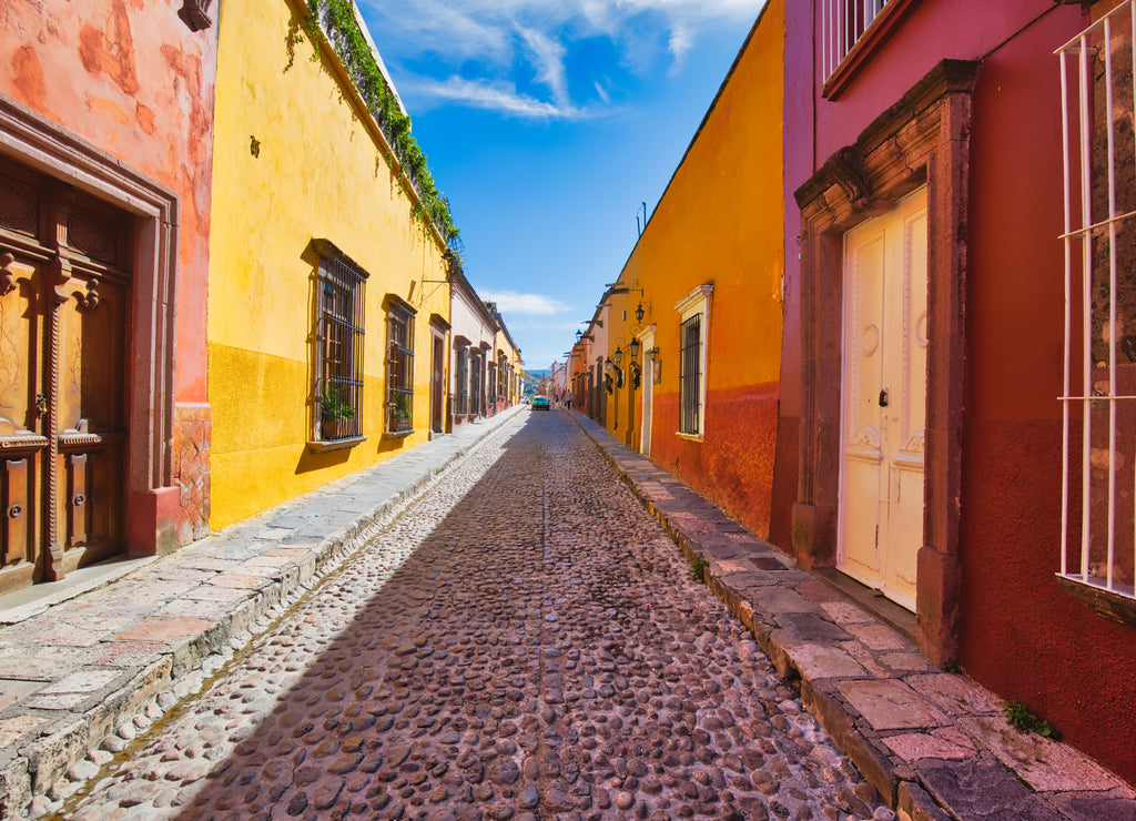 Mexico, Colorful buildings and streets of San Miguel de Allende in historic city center