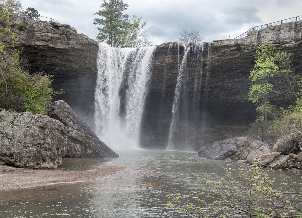 Noccalula Falls. Black Creek. Noccalula Falls Park & Campg rounds, Alabama
