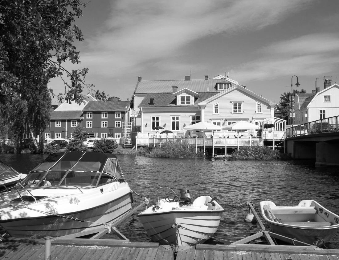 Noah Jigsaw Puzzle Front of the Virginia State Capital Building in black white 1000 pieces
