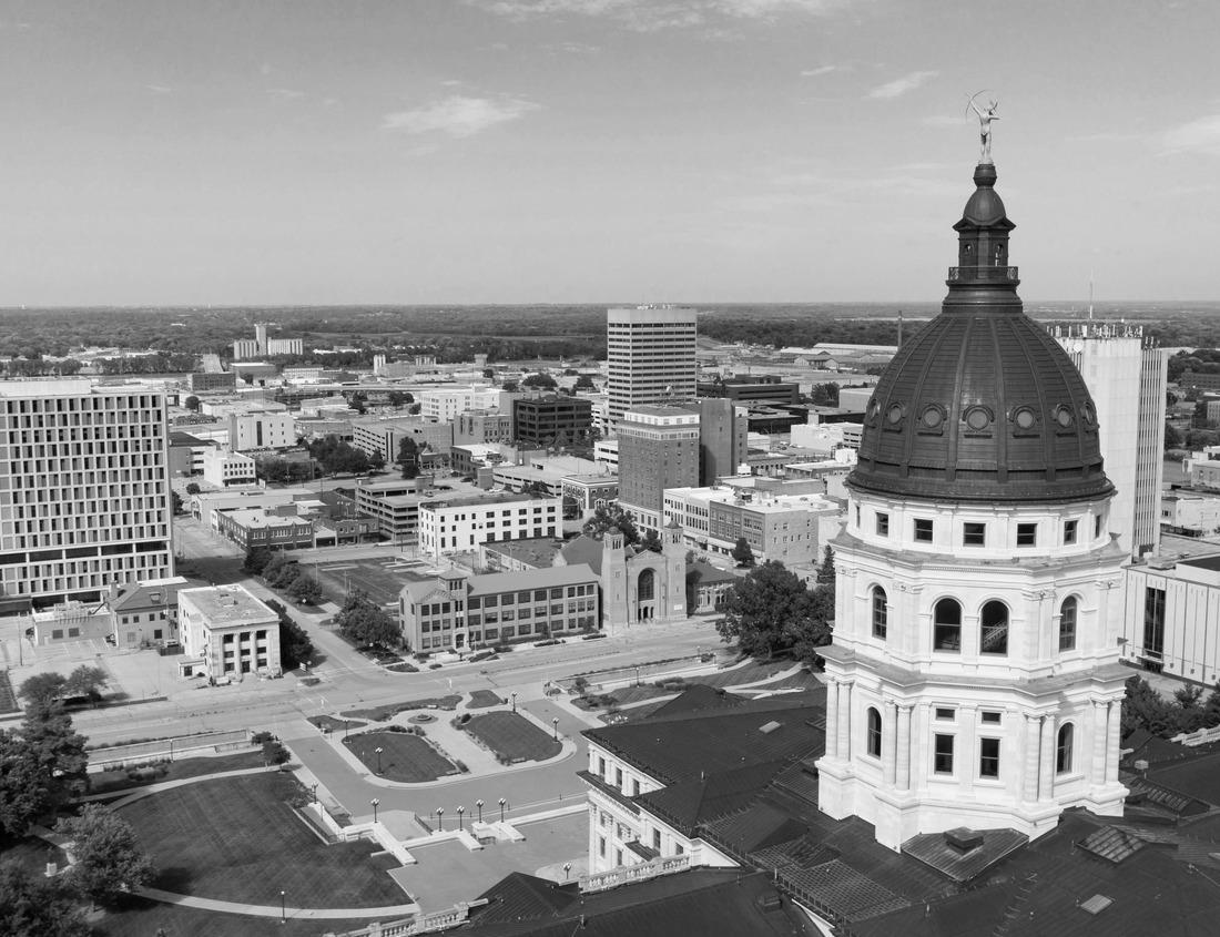 Noah Jigsaw Puzzle Facade of old historic houses from public area in Gelnhausen in black white 1000 pieces