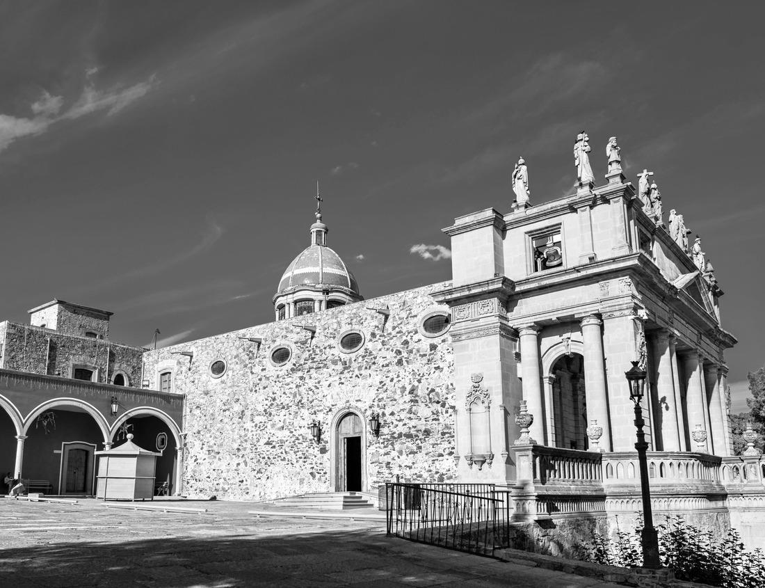 Noah Jigsaw Puzzle Calvary Temple in Lagos de Moreno, Jalisco, Mexico. in black white 1000 pieces