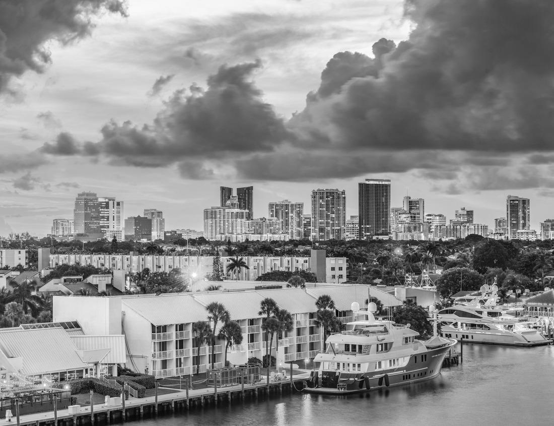 Noah Jigsaw Puzzle Musytic sunrise in the savannah of Uganda in black white 1000 pieces