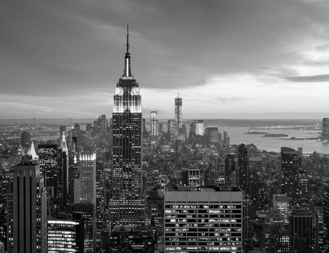 Noah Jigsaw Puzzle Iconic view of Morants Curve where the Canadian Pacific Railway runs along the stunning Bow River with the beautiful Canadian Rockies in the background, Banff National Park, Alberta, Canada in black white 1000 pieces