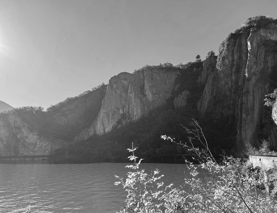 Noah Jigsaw Puzzle Fuji Mountain Reflection and Fisherman Boat with Red Maple Leaves Frame in Autumn at Kawaguchiko Lake, Japan in black white 1000 pieces