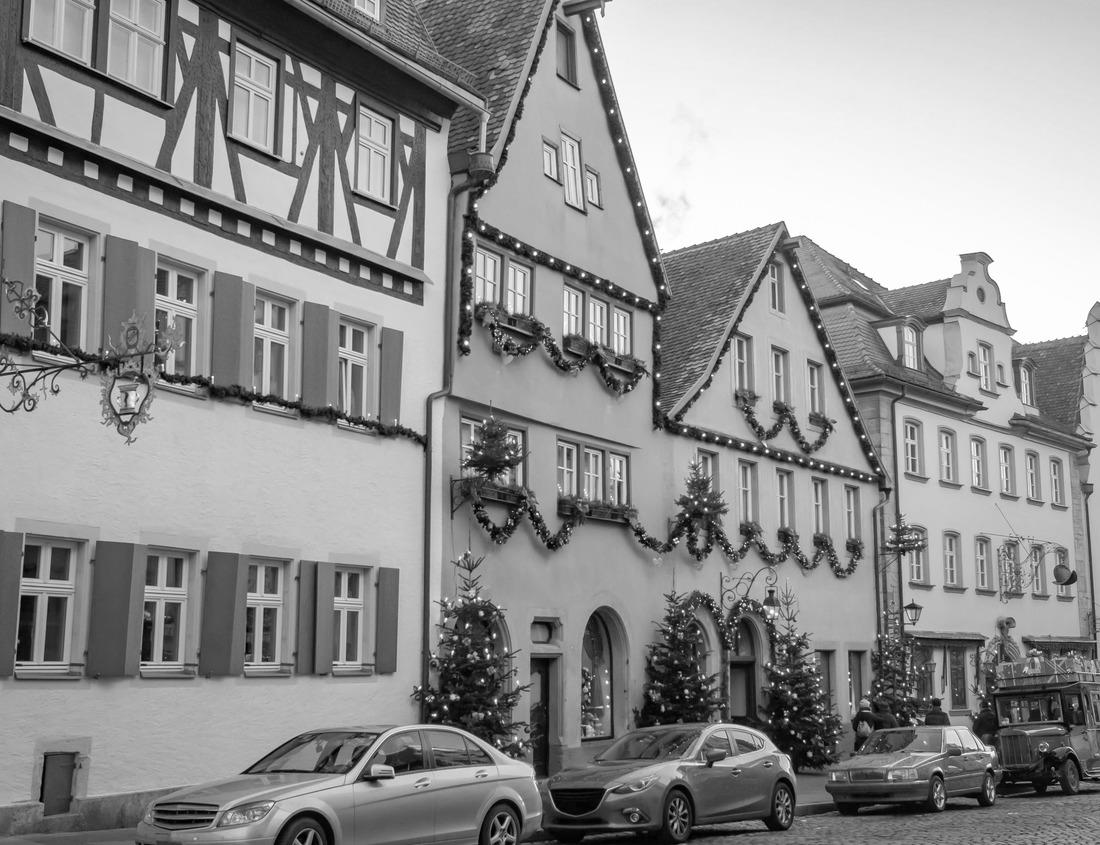 Noah Jigsaw Puzzle Aichach in black white 1000 pieces