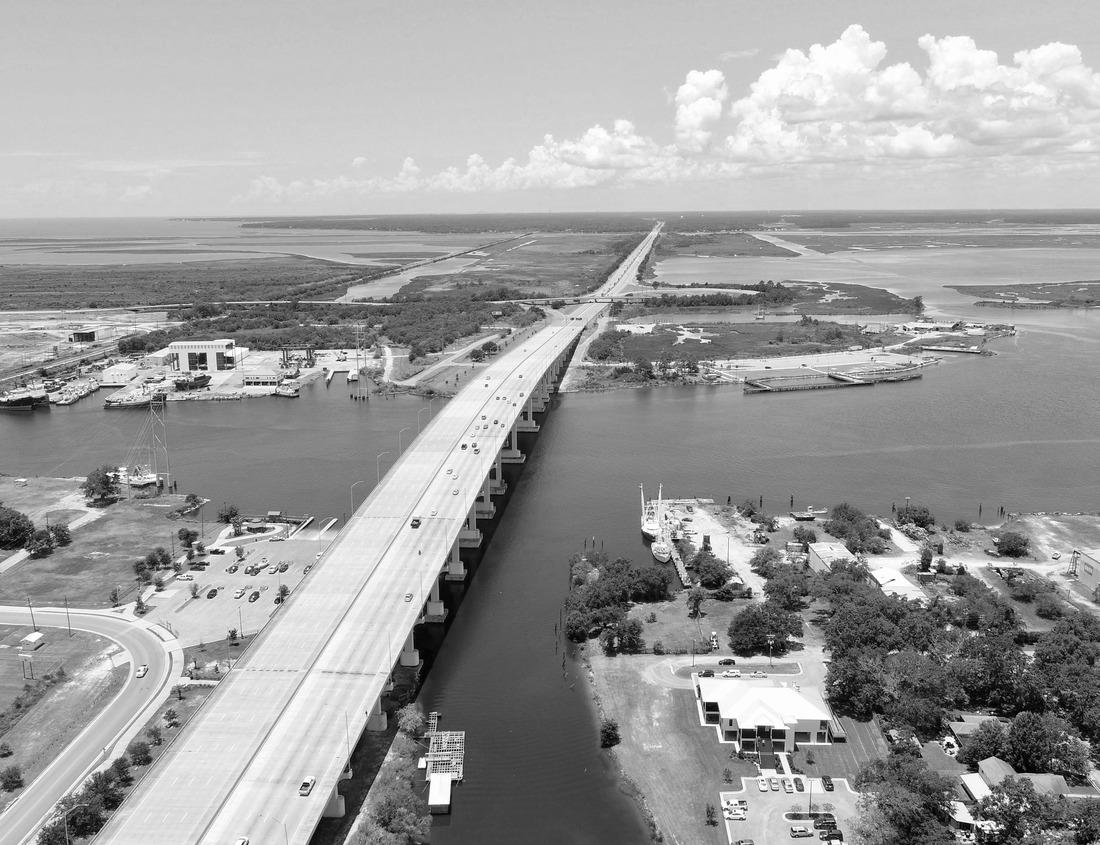 Noah Jigsaw Puzzle Bridge and highway crossing a large body of water in Mississippi on a summer day, USA. in black white 1000 pieces
