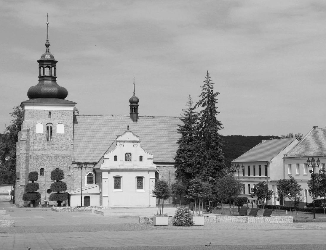 Noah Jigsaw Puzzle A view of the old market square and the medieval church is seen in W?oc?awek, Poland. in black white 1000 pieces