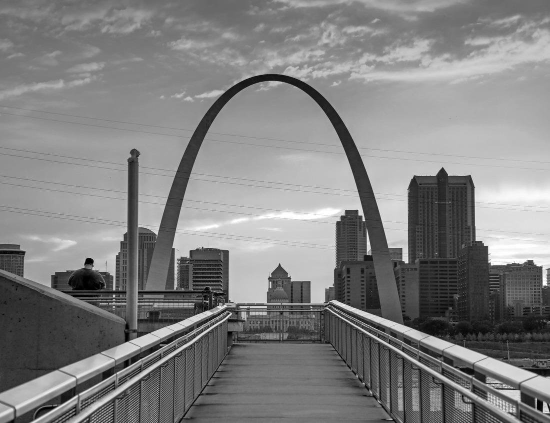 Noah Jigsaw Puzzle The Gateway Arch is captured in St. Louis, Missouri, USA. in black white 1000 pieces
