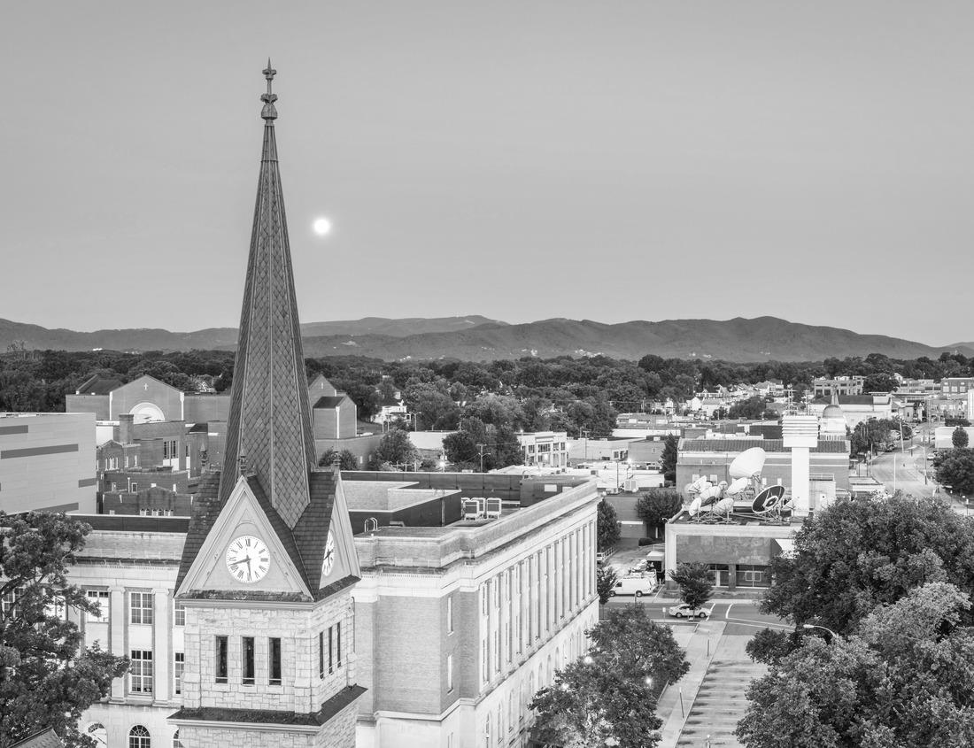 Noah Jigsaw Puzzle Downtown skyline and steeple in Roanoke, Virginia, USA, at dawn. in black white 1000 pieces